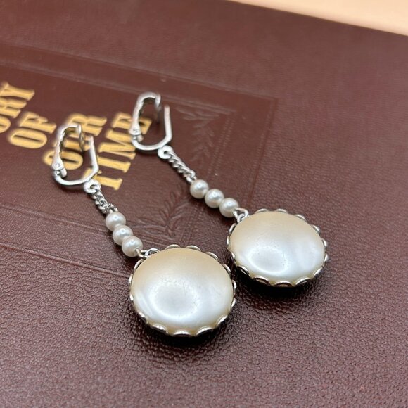 Vintage 1970s Sarah Coventry Clip-On Earrings with Flat Faux Pearls - Picture 8 of 8